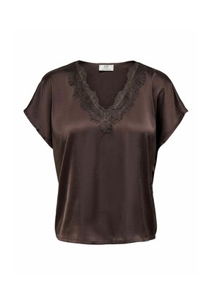 Blouse en satin marron foncé à manches courtes avec un col en V, ornée d'une délicate bordure en dentelle et d'une coupe décontractée.