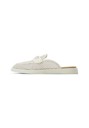Scarpe slip-on bianche in rete con punta arrotondata, dotate di una fibbia decorativa e una suola morbida e texturizzata.