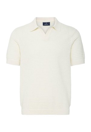 Kortermet hvit strikket poloskjorte med teksturerte horisontale striper og V-hals.