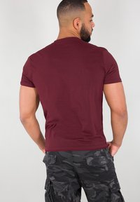 Alpha Industries SMALL LOGO - Základné tričko - burgundy