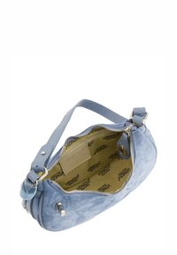 Lichtblauwe suède handtas met ritsluiting, textuur aan de buitenkant, enkele band en interieur gestyled met logo. Voorzien van zilveren hardware accenten.