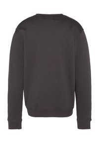 Felpa grigio scuro con scollo rotondo e maniche lunghe. Presenta polsini e orlo a costine, realizzata in tessuto morbido con una texture liscia.