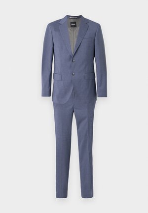 Svetlo modra obleka iz teksturirane tkanine. Ima blazer s dvema gumboma in zareznimi reverji ter hlače brez vzorcev, s ravnim sprednjim delom.