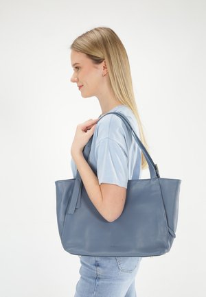 Blaue Ledertasche mit strukturierter Oberfläche, zwei Schulterriemen und einem Reißverschlussverschluss. Einfaches Design mit geräumigem Innenraum.