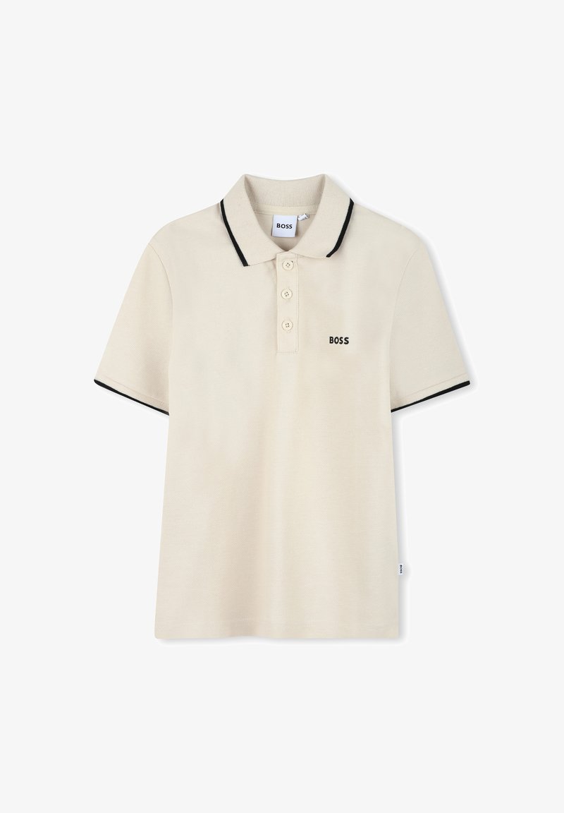 Pólo bege feito de algodão texturizado, com colarinho canelado preto, pala de três botões e um pequeno logótipo bordado no peito.