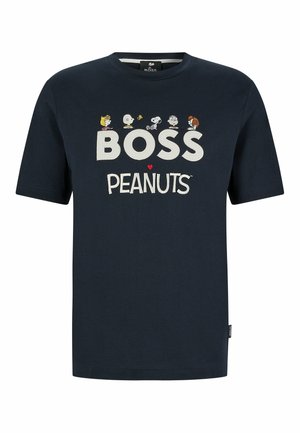 Navyblauwe katoenen T-shirt met "BOSS" en "PEANUTS" in witte tekst, met kleurrijke geborduurde tekenfilmfiguren erboven. Korte mouwen en ronde hals.