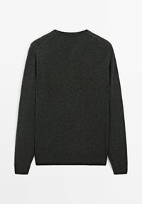 Maglione a collo rotondo grigio scuro, morbido al tatto, con maniche lunghe, cuciture minime, polsini e orlo a costine, senza loghi o motivi visibili.