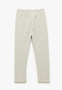 Grå, ribbede leggings med elastisk talje og opkrøllede manchetter. Fremstillet af et tekstureret stof. Ingen lommer eller synlig branding.