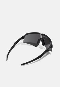 Ochelari de soare sport negri cu un design aerodinamic, lentile întunecate, finisaj mat și brațe elegante cu accente din metal argintiu.