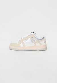 Tenisky v bílé, béžové a stříbrné barvě. Mají hladké a texturované povrchy, šněrování a růžovou gumovou podešev.