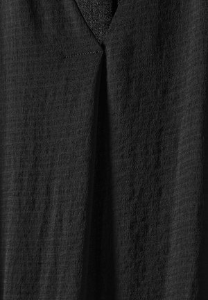 Schwarzer Stoff mit strukturierter Oberfläche, präsentiert ein V-Ausschnitt-Design und eine zentrale Naht, die ein geschichtetes Erscheinungsbild erzeugt.