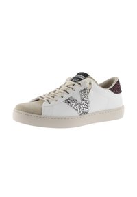 Sneaker bianco in pelle con punta in suede grigia, accentuazione glitterata argento a forma di 'V' e tallone glitterato bordeaux. Include suola e lacci beige chiaro.