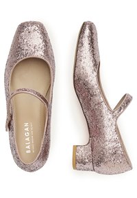 Błyszczące różowe buty Mary Jane ze kwadratowym czubkiem, paskiem na wierzchu stopy, niskim obcasem blokowym i gładką wewnętrzną wyściółką.