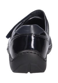 Scarpa in pelle verniciata blu navy con finitura liscia, tacco basso e cinturino con Velcro, caratterizzata da una punta arrotondata e una robusta suola in gomma nera.