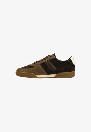 Bruine suède sneaker met een donkerbruine leren streep, witte hakaccent en een gumrubberen zool, met ronde veters en een gewatteerde kraag.