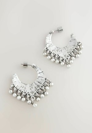 Silberne Creolen mit einem strukturierten Design und abgerundeter Form, versehen mit hängenden silbernen Perlen am unteren Rand für zusätzliche Details.