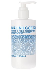 Weißer Pumpbehälter mit der Aufschrift "(MALIN+GOETZ) Vitamin E Gesichtsfeuchtigkeit" in blauer Schrift. 250 ml Kapazität, glatte Oberfläche, schlichtes Design.