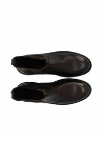 Botines de cuero marrón con paneles laterales elásticos, punta redonda y asa para facilitar el calzado. Acabado texturizado con suela suave.