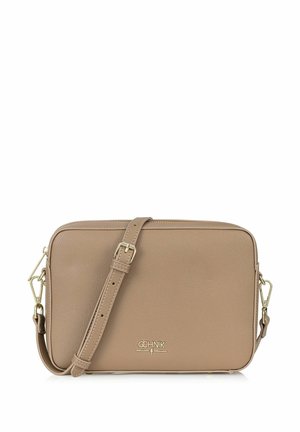 Torebka crossbody w odcieniu tan, wykonana z teksturowanej skóry syntetycznej, z logo w złotym kolorze, regulowanym paskiem i prostokątnym kształtem.