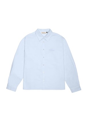 Hellblaues Langarm-Hemd mit Knopfleiste, spitzem Kragen und dezent gesticktem Text auf der linken Brust.