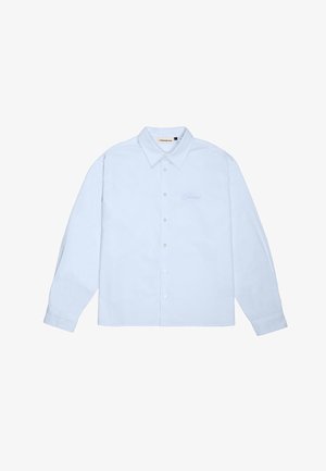 Hellblaues Langarm-Hemd mit Knopfleiste, spitzem Kragen und dezent gesticktem Text auf der linken Brust.