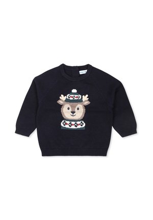 Marineblå børnesweater med en rensdyr iført en mønstret vinterhue og tørklæde strikket på forsiden.