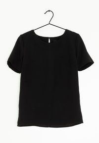 Blusa nera a maniche corte con scollatura tonda appesa a una gruccia in metallo nero su uno sfondo bianco.