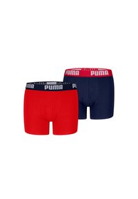 Zwei Paare Herren-Boxershorts: eine rote und eine marineblaue, beide mit elastischen Taillenbündchen, die das Puma-Logo in kontrastierenden Farben zeigen.