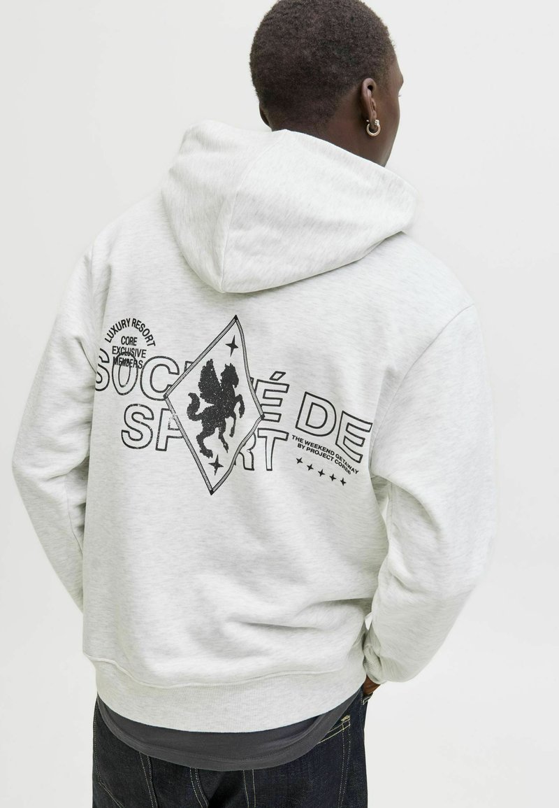 Szara bluza z kapturem z dużym czarnym nadrukiem na plecach z tekstem, kształtem diamentu i emblematem lwa. Miękka w dotyku.