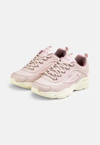 Las zapatillas sintéticas rosas cuentan con un cuello acolchado, diseño con cordones, lados texturizados y una suela de goma color crema.