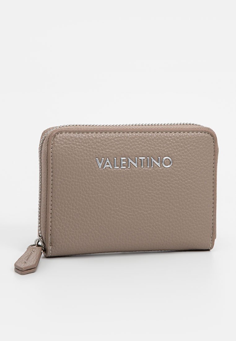 Cartera de cuero beige con un acabado texturizado, cierre de cremallera, herrajes en plata y logo "VALENTINO". Diseño rectangular compacto con una pequeña etiqueta.