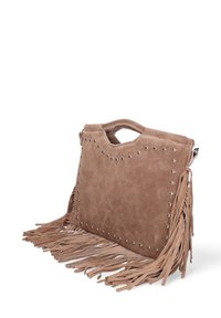 Borsa in suede marrone con bordi frangiati, dettagli con borchie e una forma strutturata. Presenta una maniglia superiore e un'opzione di tracolla.