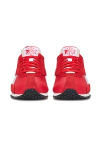 Sneakers rosse con tomaia in pelle liscia, dettagli in camoscio, suola in gomma e grip testurizzato. Presentano logo bianco e lacci, design retrò.