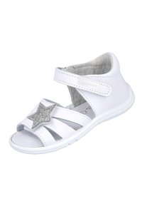 Sandalia blanca para niños con un acento de estrella plateada texturizada, correa de Velcro ajustable y diseño de punta abierta con recortes laterales.