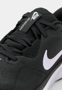 Nike Performance STRUCTURE 26 - Tenisice za cestovno trčanje - black/white/cool grey/metallic silver