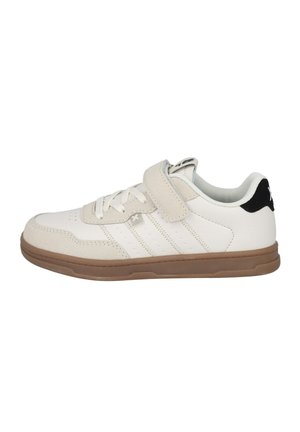 Zapatilla blanca de corte bajo con detalles en ante beige, cierre de velcro, cordones, franjas laterales perforadas, lengüeta trasera negra y suela de goma marrón.