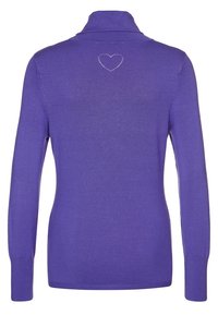 Fialový svetr s dlouhými rukávy, vysokým límcem a detailem ve tvaru srdce z kamínků na zádech. Hladká pletená textura.