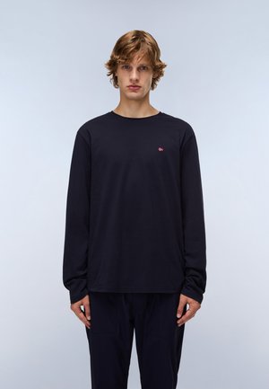 Langsleeve donkerblauwe shirt van zachte katoen, met een klein rood-wit logo op de borst. Eenvoudige, ontspannen pasvorm met ronde halslijn.