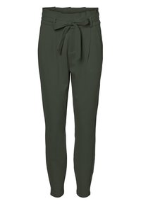 Pantalones verdes a medida con cintura alta, cinturón de tela, bolsillos laterales y piernas ajustadas. Textura suave con un diseño estructurado.