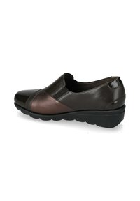 Scarpa slip-on in pelle marrone con punta rotonda, dettagli metallici a contrasto, superficie liscia e suola nera imbottita.
