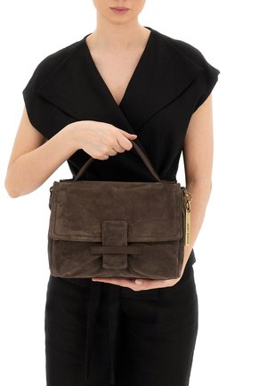 Borsa a tracolla in suede marrone con chiusura a patta e un evidente dettaglio della fascia frontale. Presenta una maniglia superiore e una zip con tirante dorato.