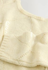 Cremfarbener Strickpullover mit Pailletten und strukturierten Mustern. Der Stoff sieht weich aus und hat ein geripptes Halsbündchen sowie Saumdetails.