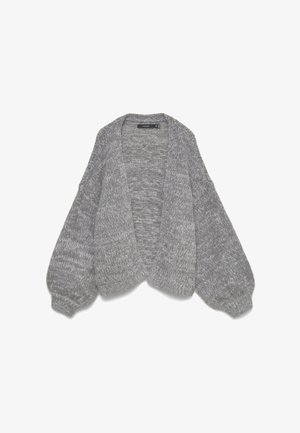 Pilkas storas megztinis su didelėmis balioninėmis rankovėmis ir atvira priekyje, išdėliotas ant balto fono.