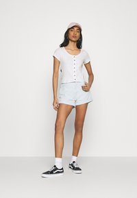 Monki QUINNY TOP 2 PACK - T-shirt estampada - yellow medium dusty/white