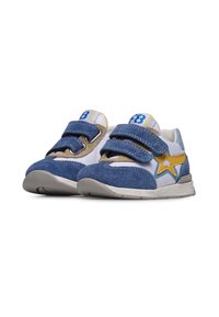 Sneakers blu in suede e rete con doppie fasce in Velcro e accento di stella gialla. Presentano una suola in gomma grigia con dettagli texturizzati.