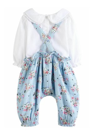 Lysblå blomster romper med en hvid langærmet skjorte. Har en Peter Pan-krave, justerbare stropper og elastiske manchetter. Blomster mønster over det hele.