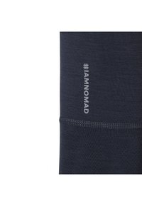 Marine leggings gemaakt van een zachte, rekbare stof met een gladde textuur. Voorzien van een reflecterend #IAMNOMAD-logo langs de zijnaad.