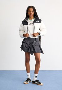 The North Face NUPTSE SHORT JACKET - Piumino - white dune/black