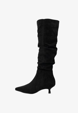 Zwarte kniehoge laarzen van zacht suède, met een nonchalant ontwerp, puntige neus en lage kittenhak. Soepele textuur zonder zichtbaar beslag.