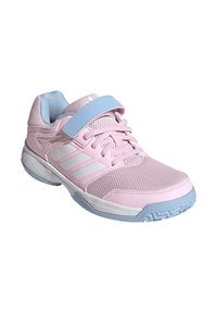 Helle pinkfarbene Sportschuhe mit einem oberen Teil aus Mesh, einem weißen drei Streifen Logo, einem blauen Riemen und einer strukturierten Gummisohle für besseren Halt.